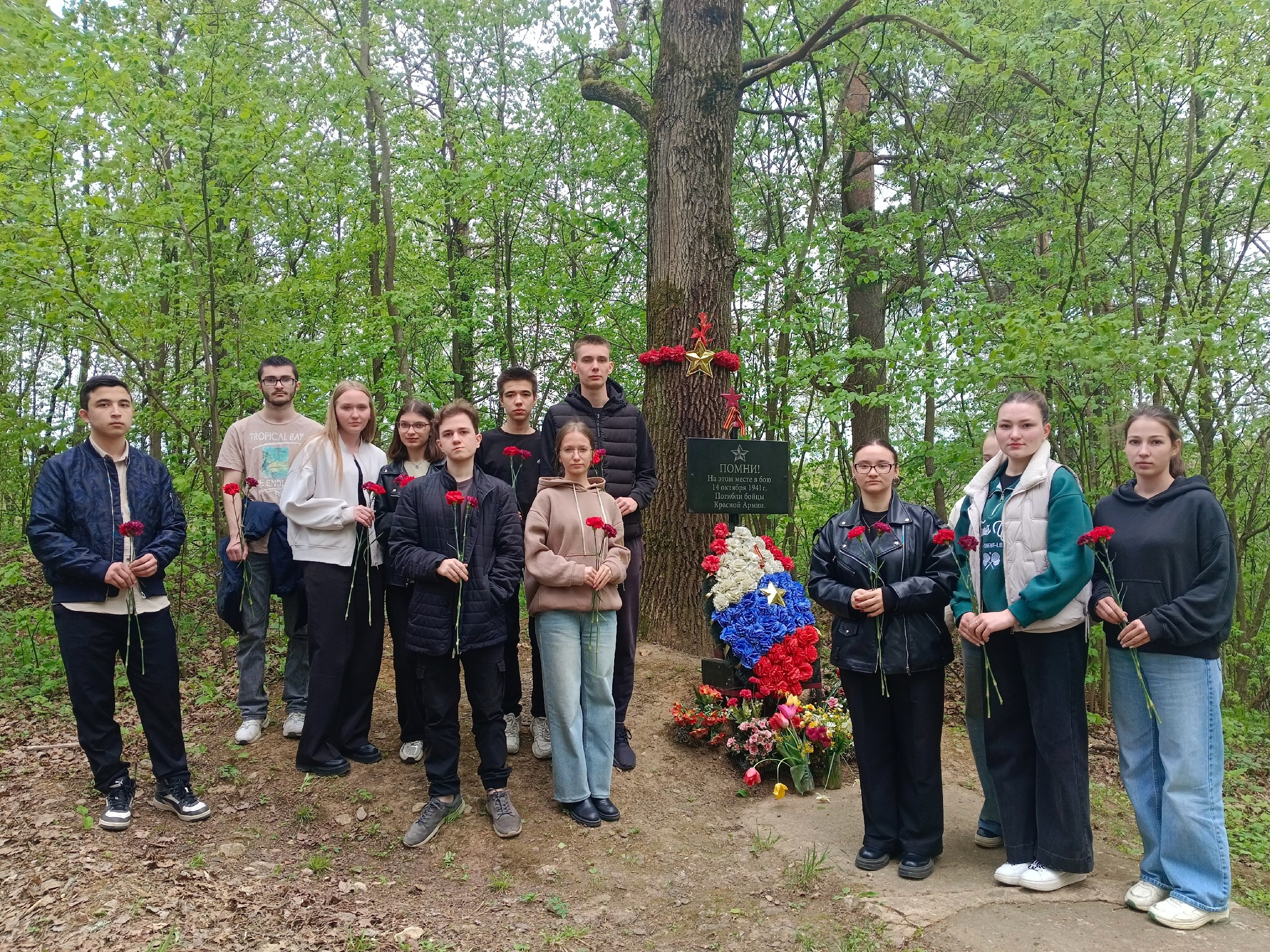 Студенты посетили место памятного боя в деревне Канищево и могилу неизвестного солдата